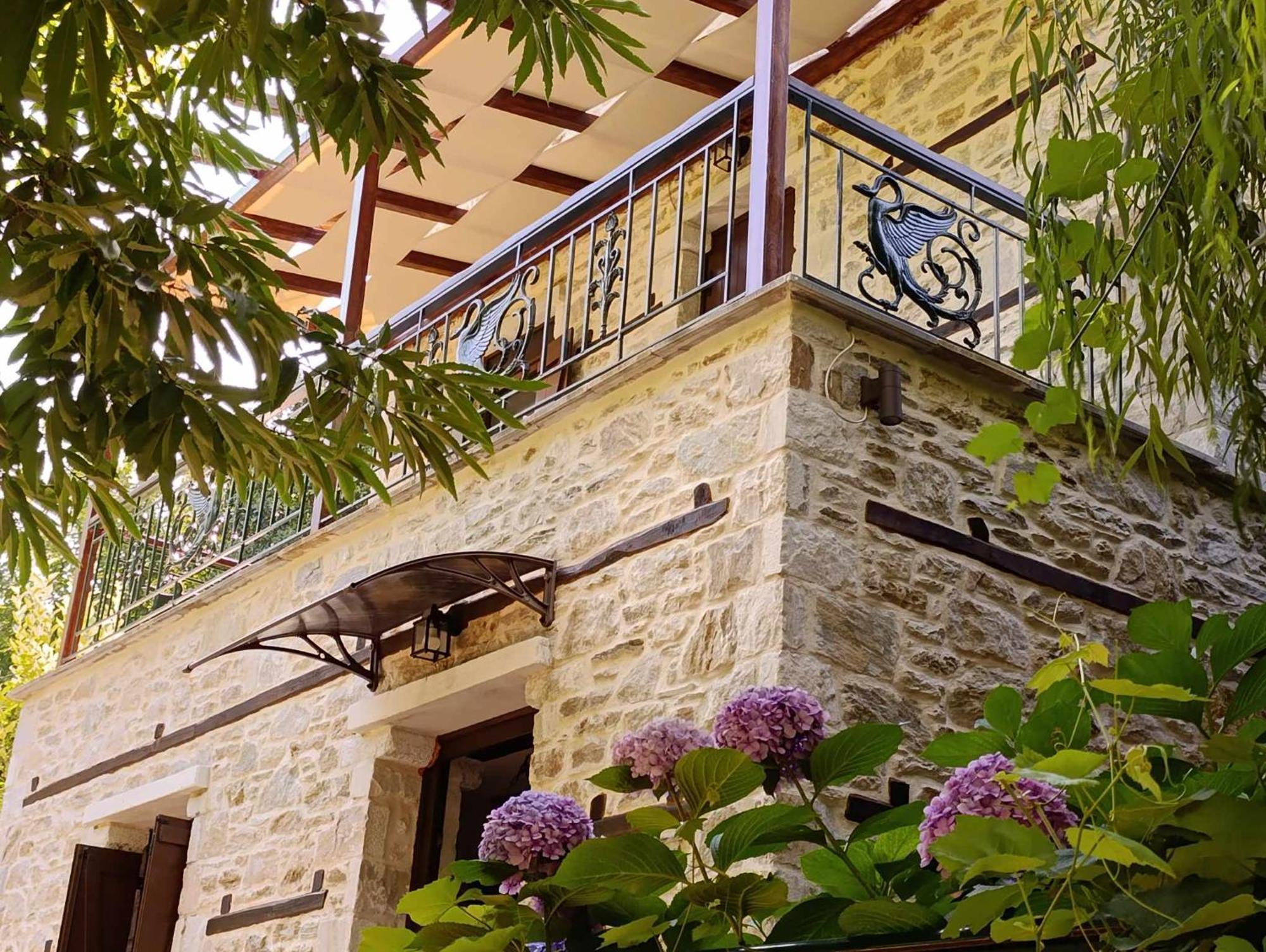 Μountain Whispers Apartamento Mourésion Exterior foto